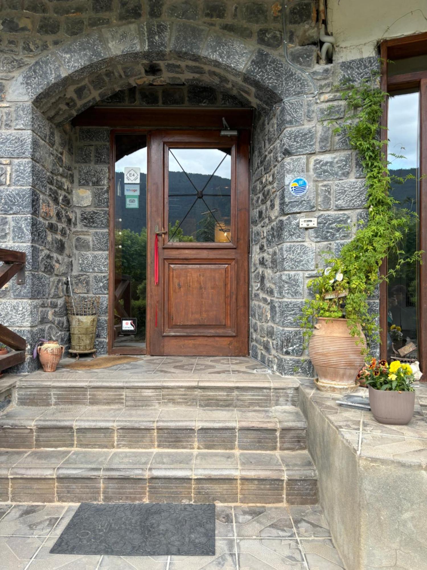 Guesthouse Sinoi Vitina Bagian luar foto